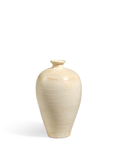 View full screen - View 1 of Lot 2021. A Cizhou white-glazed vase, meiping, Northern Song dynasty | 北宋 磁州白釉梅瓶.