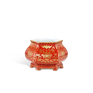 View full screen - View 1 of Lot 3363. A gilt-decorated iron-red 'lotus' waterpot, Qing dynasty, 18th - 19th century | 清十八至十九世紀 礬紅彩描金蓮紋水丞 《大清乾隆年製》仿款.