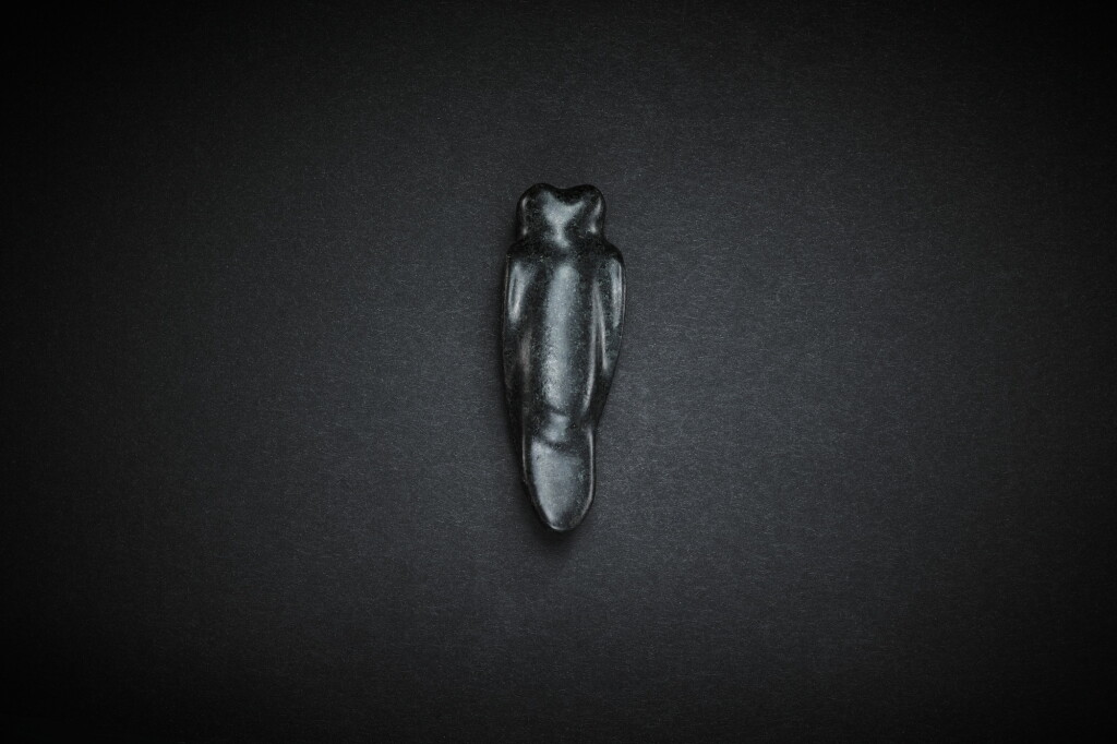 Voir en plein écran - Voir 1 du lot 3772. A black jade 'cicada' pendant, Neolithic period, Hongshan culture | 新石器時代 紅山文化 玉蟬.