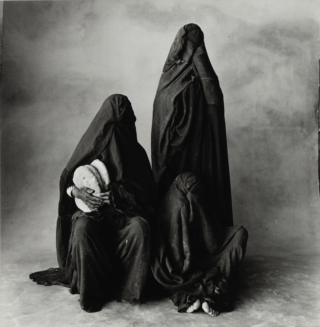 Voir en plein écran - Voir 1 du lot 41. IRVING PENN | THREE RISSANI WOMEN WITH BREAD, MOROCCO, 1971.