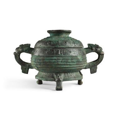 View full screen - View 1 of Lot 235. A rare inscribed archaic bronze ritual food vessel and cover (Gui), Late Western Zhou dynasty | 西周末 □慶父簋 .
