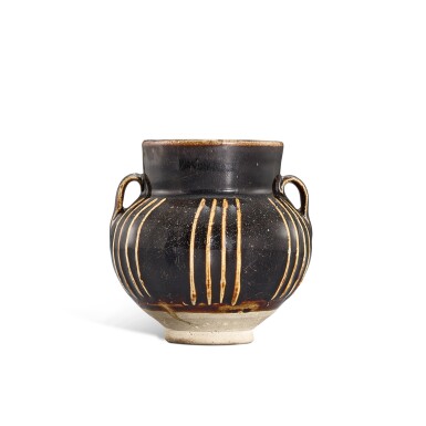 View full screen - View 1 of Lot 3507. A small Cizhou black-glazed ribbed handled jar, Northern Song dynasty | 北宋 磁州窰黑釉棱線紋雙繫小罐.