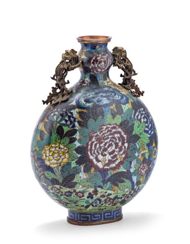 View full screen - View 1 of Lot 197. Gourde en bronze et émaux cloisonnés Dynastie Qing, première moitié du XIXE siècle | 清十九世紀上半葉 掐絲琺瑯花卉紋雙螭龍耳抱月瓶 | A bronze and cloisonné enamel moonflask, Qing Dynasty, first half of the 19th century.
