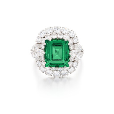 View full screen - View 1 of Lot 155. Bulgari | Bague émeraude et diamants | Emerald and diamond ring.