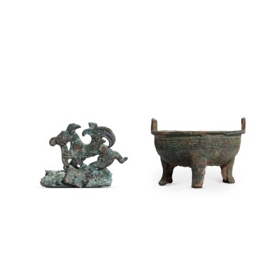 View full screen - View 1 of Lot 752. A small bronze ding and a bronze 'chilong' fitting, Eastern Zhou dynasty, Spring and Autumn period | 東周春秋 青銅小鼎及螭龍飾件 一組兩件.