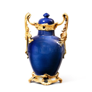 View full screen - View 1 of Lot 436. A gilt-bronze mounted Chinese porcelain covered vase, the porcelain Kangxi period (1662-1722), circa 1750 | Vase couvert en porcelaine de Chine et monture de bronze doré, la porcelaine d'époque Kangxi (1654-1722), la monture probablement travail étranger d'époque Louis XV, vers 1750.