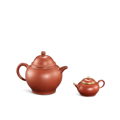 View full screen - View 1 of Lot 3318. Two Yixing teapots, Qing dynasty, 19th century | 清十九世紀 宜興紫砂茶壺兩件.