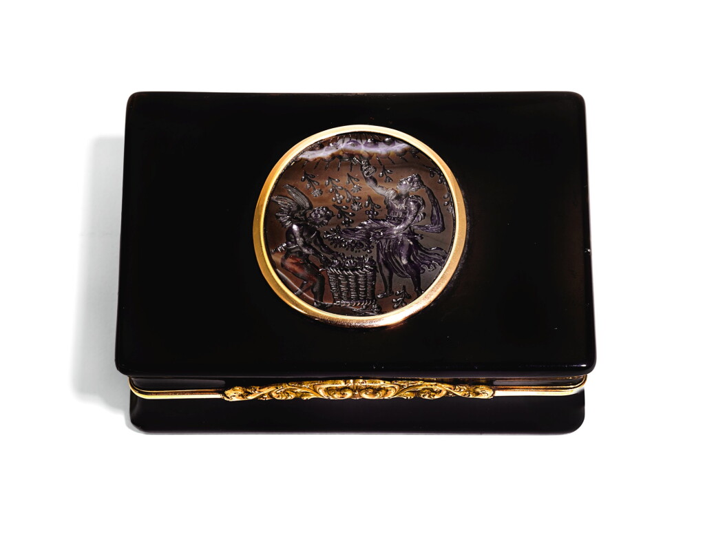 View full screen - View 1 of Lot 88. A GOLD-MOUNTED TORTOISESHELL AND HARDSTONE INTAGLIO SNUFF BOX, LONDON, CIRCA 1820.