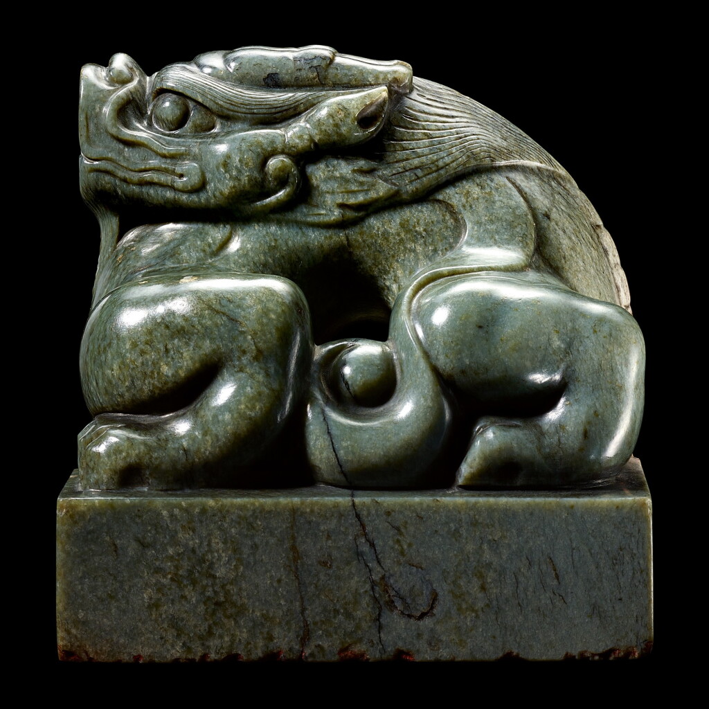 View full screen - View 1 of Lot 3601. A superb imperial green jade memorial seal of the Yongle Empress Wen Ming dynasty, Hongxi period | 明洪熙 永樂仁孝文皇后青玉龍鈕諡寶 印文:……天齊聖文皇后寶.