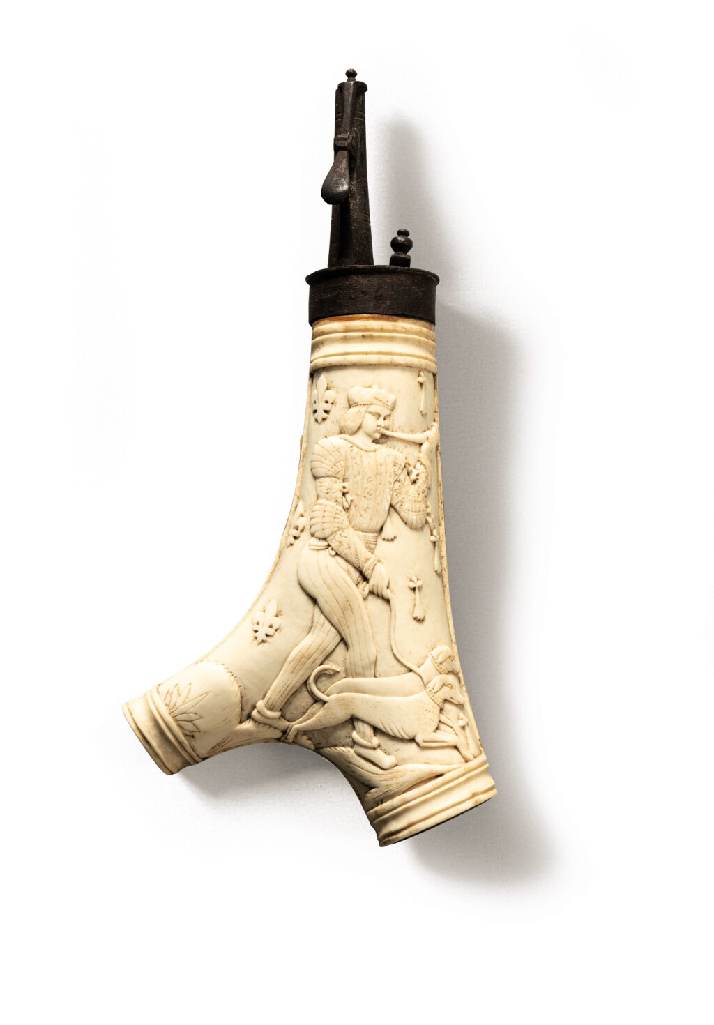 View full screen - View 1 of Lot 106. A DEER ANTLER AND METAL GUNPOWDER FLASK, FRENCH, SECOND HALF 16TH CENTURY | POIRE À POUDRE EN BOIS DE CERF SCULPTÉ ET MÉTAL, FRANCE, DEUXIÈME MOITIÉ DU XVIE SIÈCLE.
