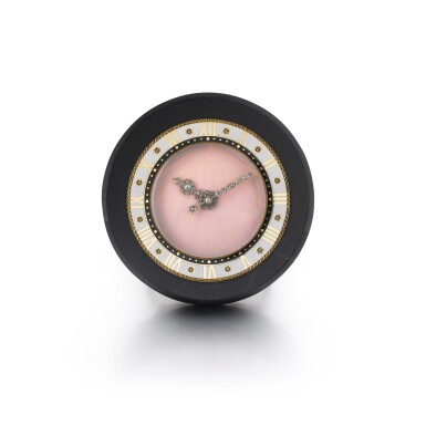 View full screen - View 1 of Lot 90. Pendulette de voyage émail et sardonyx | Enamel and sardonyx travelling clock.