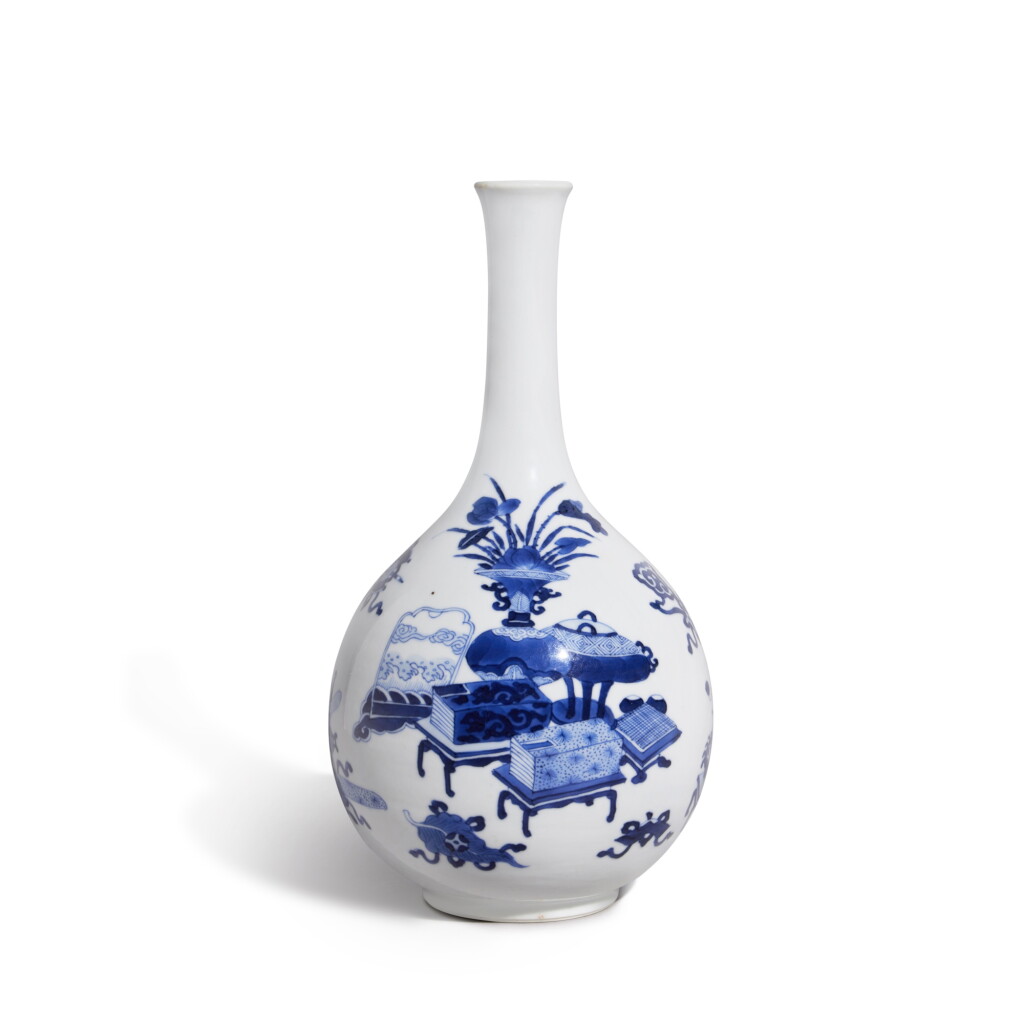 View full screen - View 1 of Lot 550. A blue and white 'Hundred Antiques' bottle vase, Qing dynasty, Kangxi period | 清康熙 青花博古圖長頸瓶.