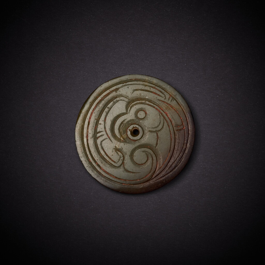 View full screen - View 1 of Lot 6825. A celadon jade 'bird' pendant, Western Zhou dynasty | 西周 青玉鳥紋珮.