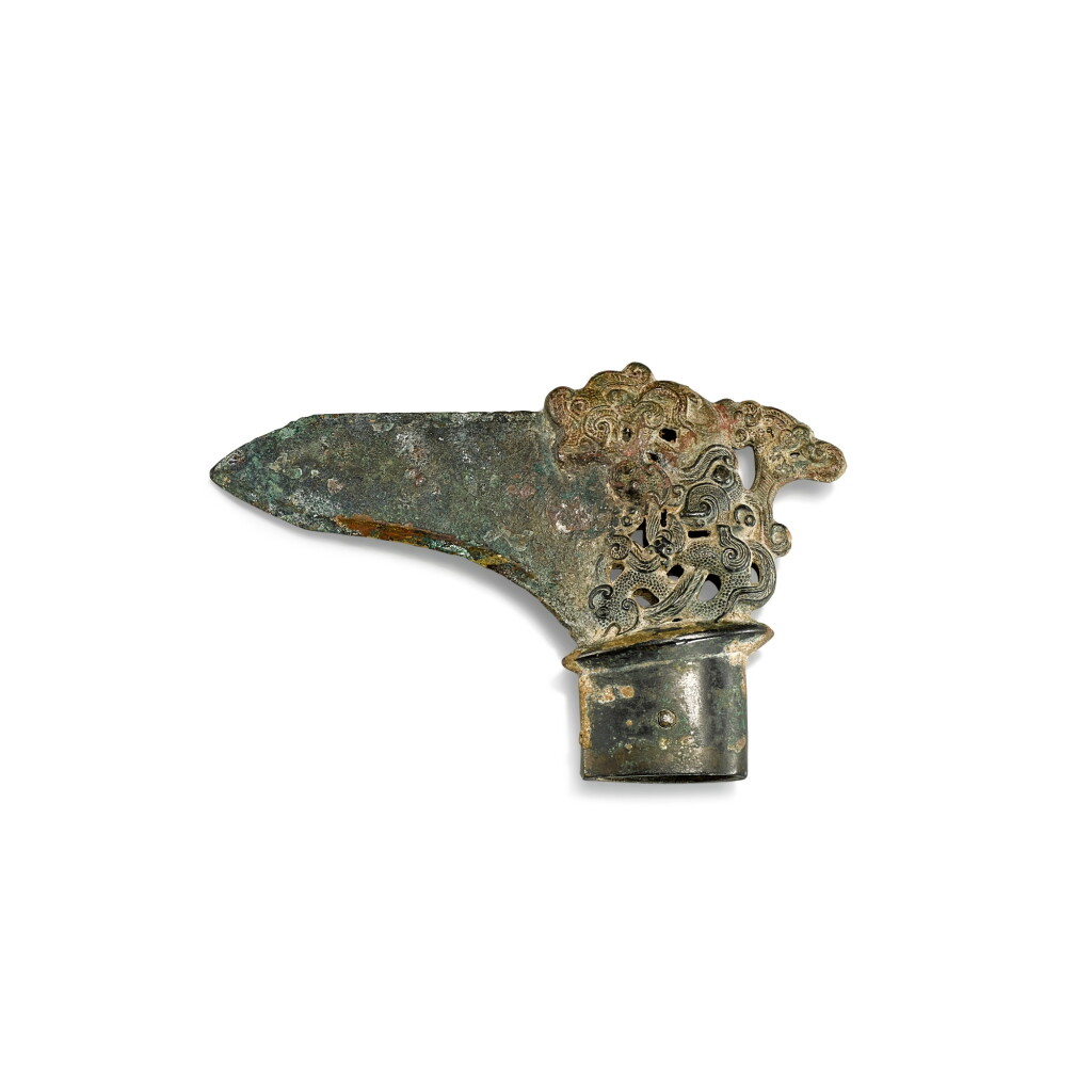 View full screen - View 1 of Lot 549. An archaic bronze 'kuilong' dagger-axe, ge, Eastern Zhou dynasty, Warring States period 東周戰國 青銅夔龍紋戈.