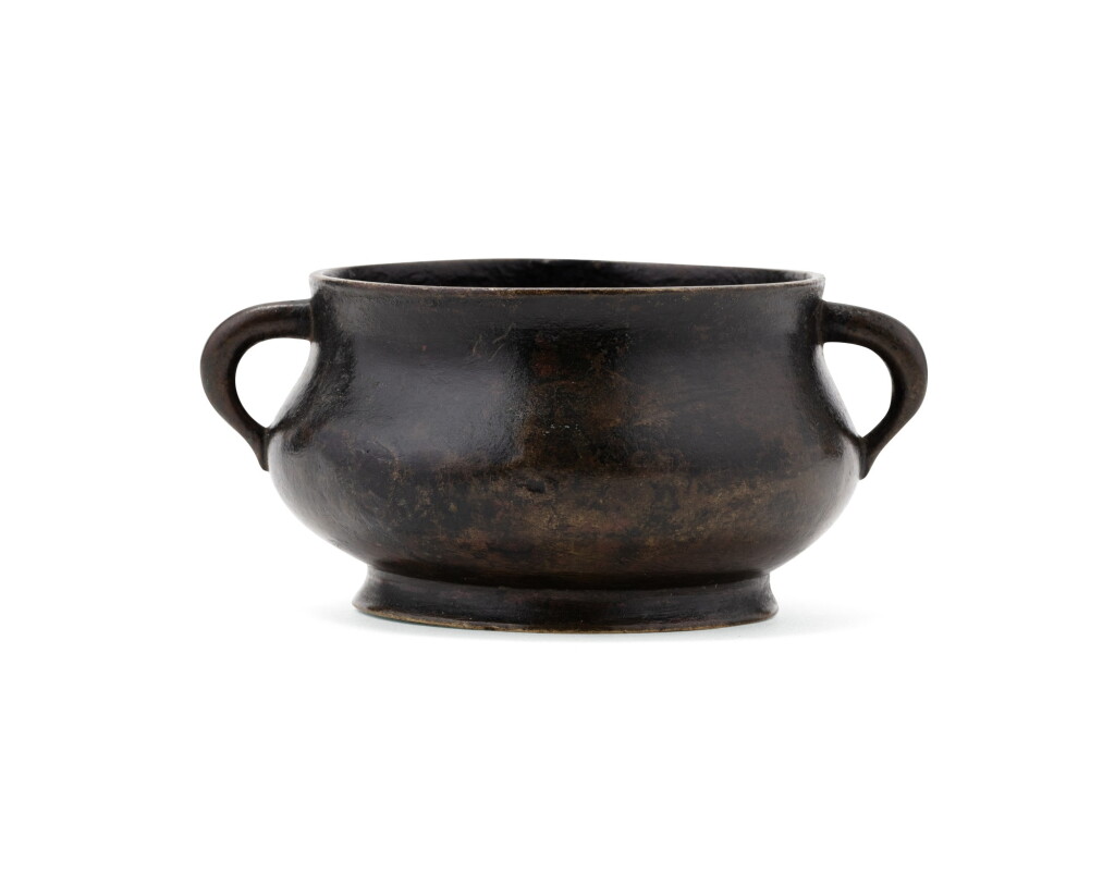 View full screen - View 1 of Lot 62. A small bronze incense burner, gui Late Ming-early Qing dynasty | 明末清初 銅蚰龍耳簋式爐.