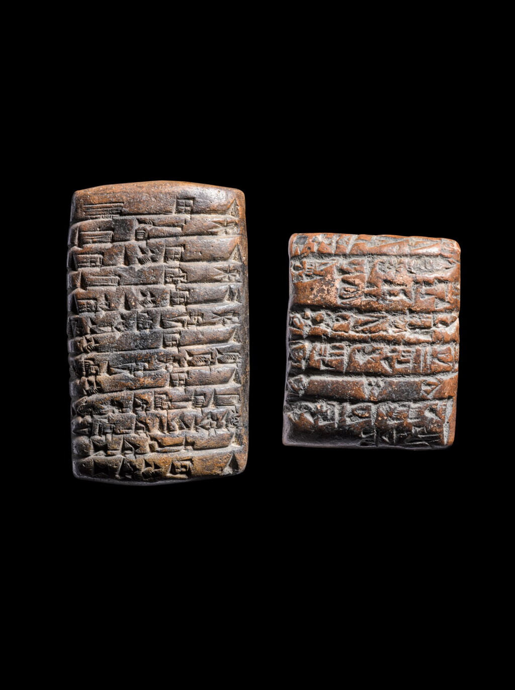 Voir en plein écran - Voir 1 du lot 131. Two Mesopotamian Clay Cuneiform Tablets.