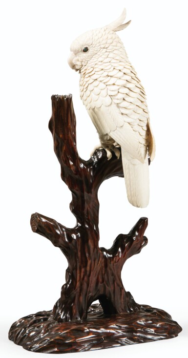 View full screen - View 1 of Lot 95. A MASTERFUL IVORY OKIMONO OF A COCKATOO | GRAND OKIMONO D'UN CACATOÈS EN IVOIRE.