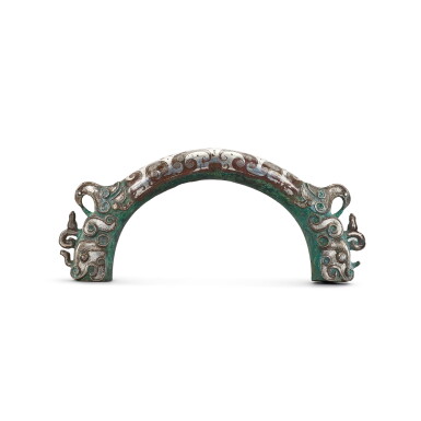 View full screen - View 1 of Lot 3034. A large silver-inlaid bronze chariot fitting, Eastern Zhou dynasty, Warring States period 東周戰國 銅錯銀雙龍首車馬飾.
