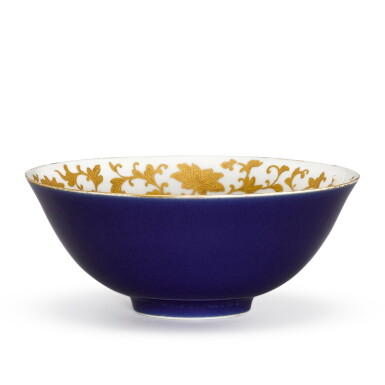 View full screen - View 1 of Lot 463. A RARE BLUE-GLAZED GILT-DECORATED BOWL SEAL MARK AND PERIOD OF QIANLONG | 清乾隆 外藍釉內描金花卉紋盌 《大清乾隆年製》款.