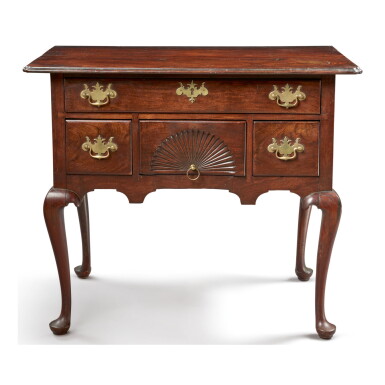 View full screen - View 1 of Lot 1627. VERY FINE QUEEN ANNE CARVED AND FIGURED MAHOGANY DRESSING TABLE, POSSIBLY BY BENJAMIN FROTHINGHAM, JR., CHARLESTOWN, MASSACHUSETTS, CIRCA 1770.