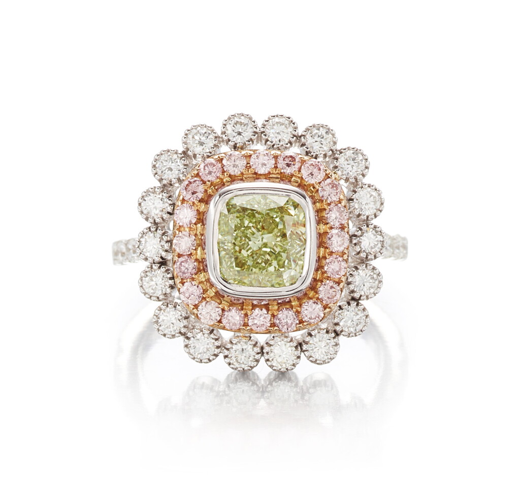 Voir en plein écran - Voir 1 du lot 9117. FANCY YELLOW-GREEN DIAMOND AND DIAMOND RING | 1.54卡拉 彩黃綠色 SI1淨度 鑽石 配 鑽石 戒指.