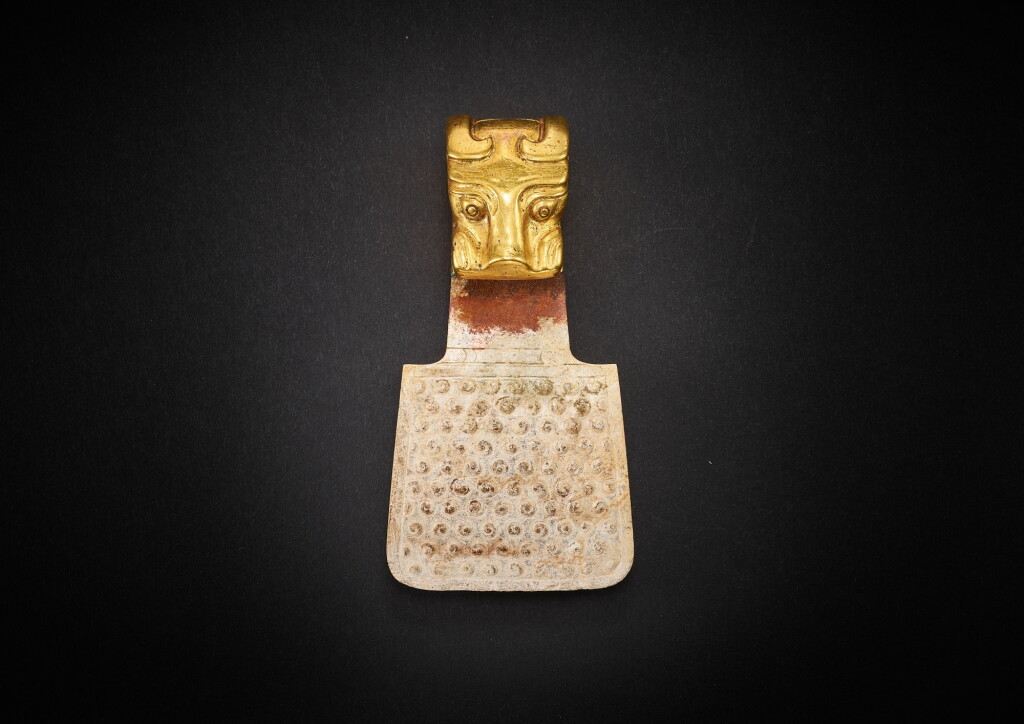 Voir en plein écran - Voir 1 du lot 3856. A jade and gilt-bronze belt hook, The jade: Eastern Zhou dynasty, Warring States period; the bronze later | 東周戰國 玉帶鉤 後配銅鎏金龍首.