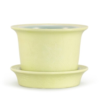 View full screen - View 1 of Lot 499. A RARE PALE YELLOW-GLAZED INCISED 'CHRYSANTHEMUM' JARDINIERE AND STAND QING DYNASTY, GUANGXU PERIOD, TIHEDIAN HALLMARK | 清光緒 淡黃彩劃菊紋花盆連底盆 《體和殿製》款.
