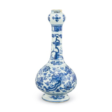 全萤幕检视 - 查看334A dated blue and white 'phoenix' garlic-mouth vase Ming dynasty, Hongzhi period, dated guichou year, corresponding to 1493 | 明弘治(1493年) 青花穿花鳳紋蒜頭瓶 《癸丑年造》款的1
