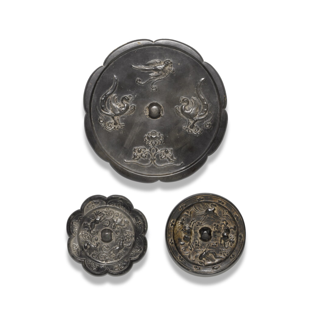 Voir en plein écran - Voir 1 du lot 419. Three bronze mirrors, Tang dynasty | 唐 銅瑞獸紋鏡一組三件.