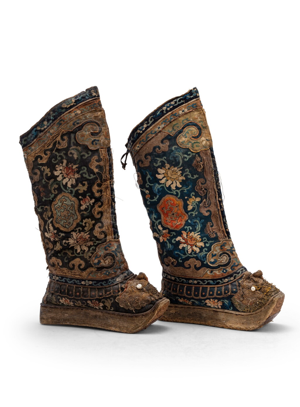 View full screen - View 1 of Lot 198. Rare paire de bottes mandchoues à décor de lotus brodés Dynastie Qing, probablement XIXE siècle | 清 或為十九世紀 緞繡花卉紋虎頭高底靴 | A Manchurian yellow-ground embroidered silk pair of boots, Qing Dynasty, probably 19th century.