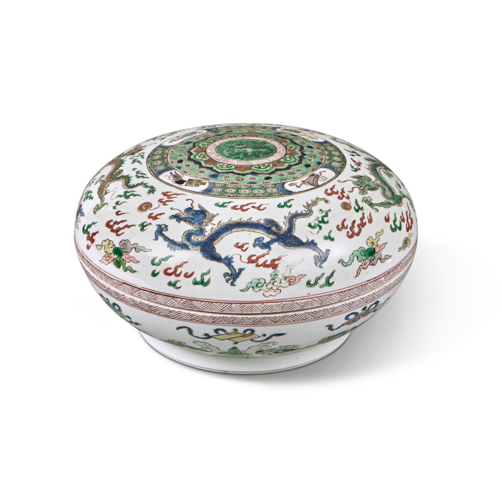 View full screen - View 1 of Lot 608. A Large Chinese Famille-Verte 'Dragon' Circular Box and Cover, Qing Dynasty, Kangxi Period.