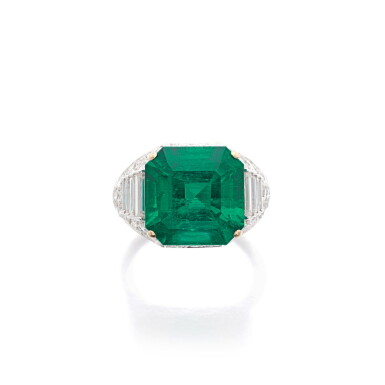 View full screen - View 1 of Lot 590. Emerald and diamond ring | 祖母綠及鑽石戒指.