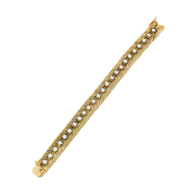 View full screen - View 1 of Lot 235. Van Cleef & Arpels | Bracelet or et diamants, "Tissu Serge" | Gold and diamond bracelet, 'Tissu Serge'.