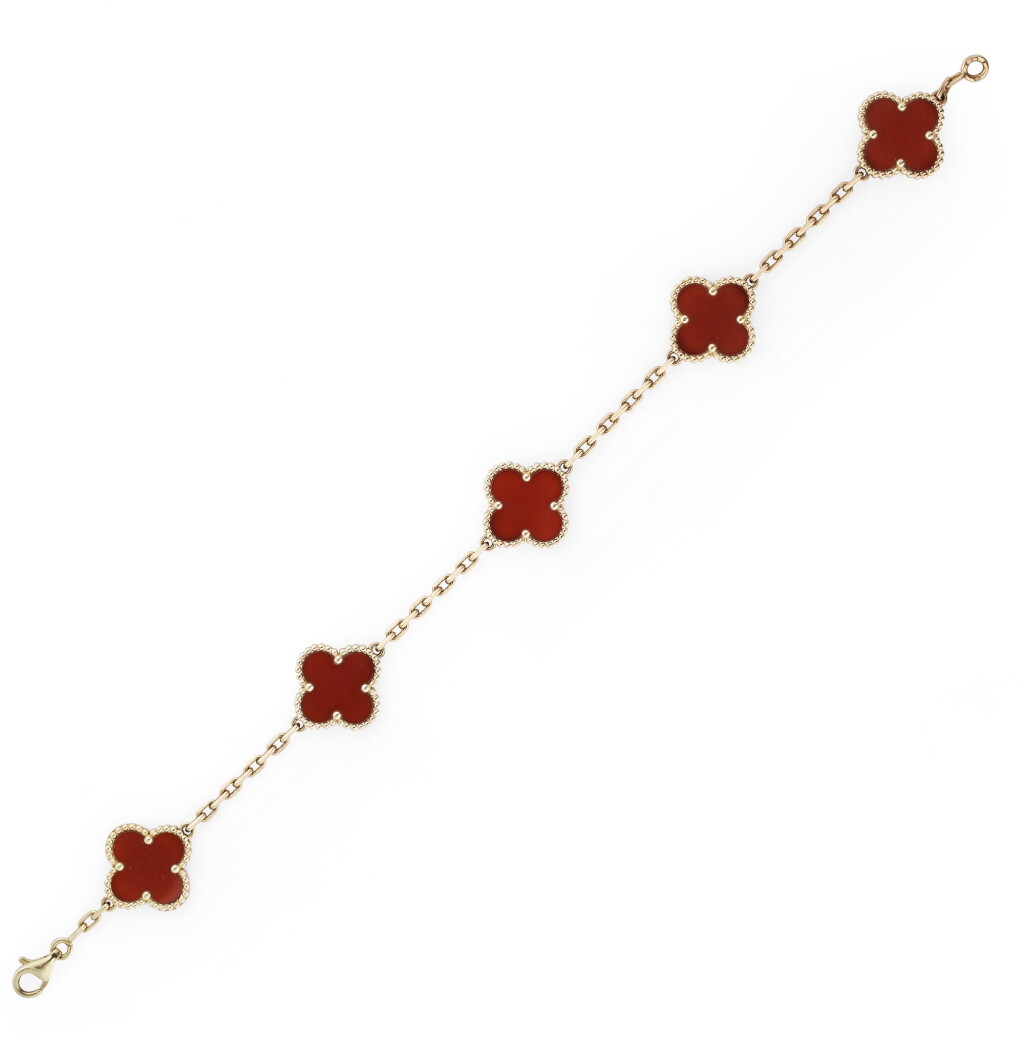 Voir en plein écran - Voir 1 du lot 59. VAN CLEEF & ARPELS | BRACELET CORNALINE, "ALHAMBRA" | CARNELIAN BRACELET, 'ALHAMBRA'.