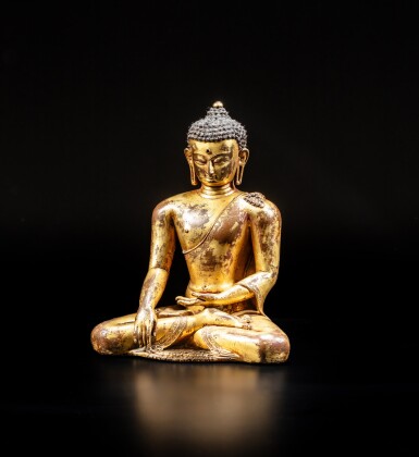 View full screen - View 1 of Lot 7. A gilt-copper figure of Shakyamuni Buddha, Nepal, 13th / 14th century | 尼泊爾 十三 / 十四世紀 鎏金銅釋迦摩尼佛坐像.