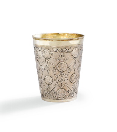 View full screen - View 1 of Lot 199. A GERMAN SILVER AND SILVER-GILT BEAKER INSERT WITH COINS, BY JOHANN GEORG GODRIO, BERLIN, CIRCA 1711 | GOBELET À PIÈCES EN ARGENT ET VERMEIL, PAR JOHANN GEORG GODRIO, BERLIN, VERS 1711-1726.