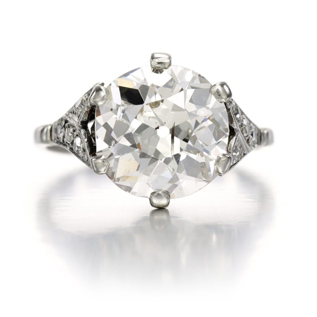 View full screen - View 1 of Lot 47. DIAMOND RING.