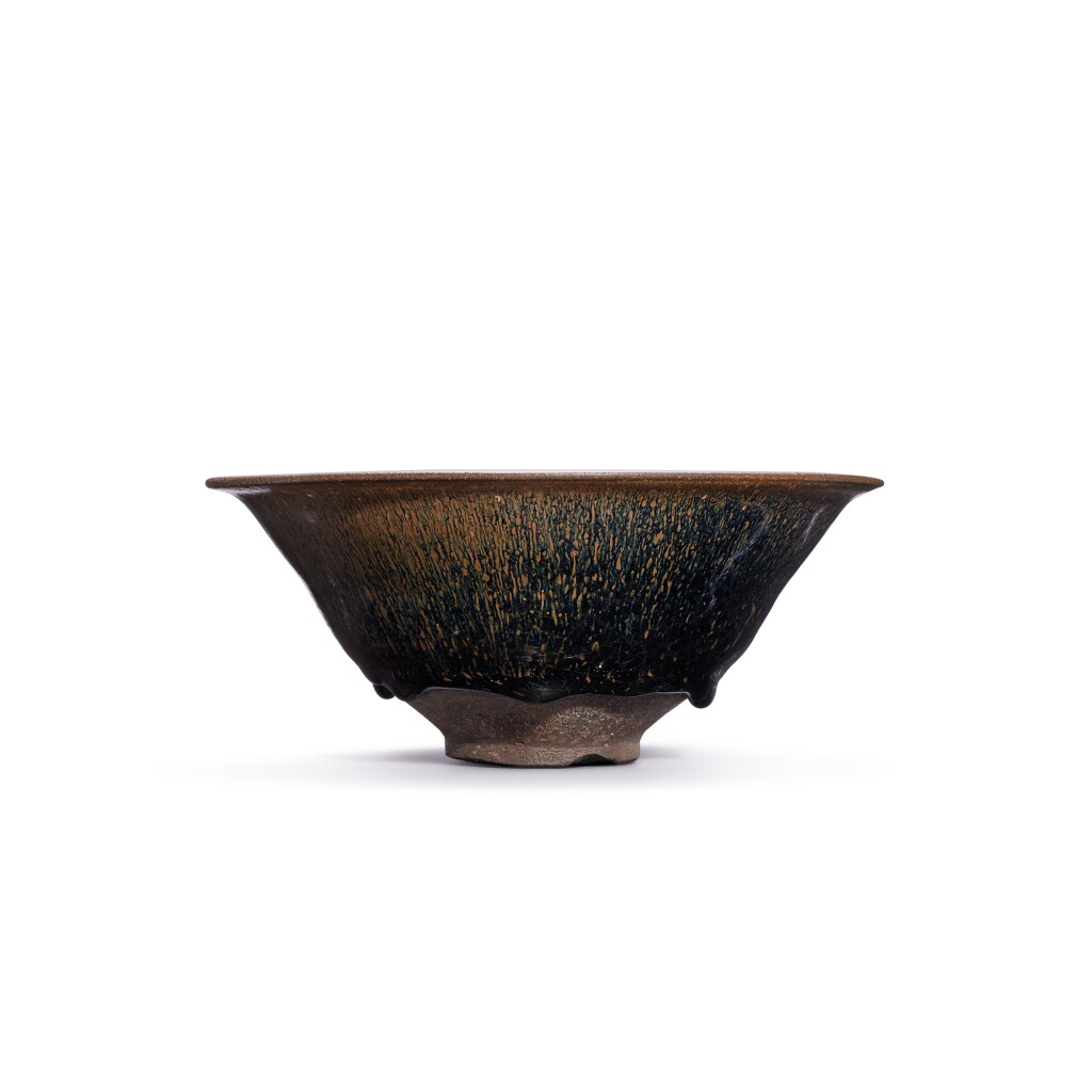 Voir en plein écran - Voir 1 du lot 9543. A rare large marked Jian 'hare's fur' bowl, Song dynasty | 宋 帶銘建窰黑釉兔毫盞.