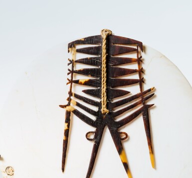 View full screen - View 1 of Lot 24. Pectoral tema, Île de Santa Cruz, Îles Salomon | Tema pendant, Santa Cruz Island, Salomon Islands.