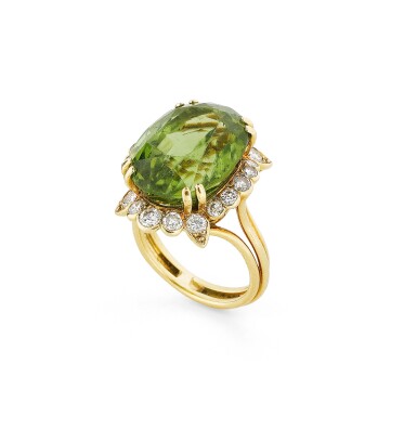 View full screen - View 1 of Lot 137. Bague péridot et diamants | Peridot and diamond ring.