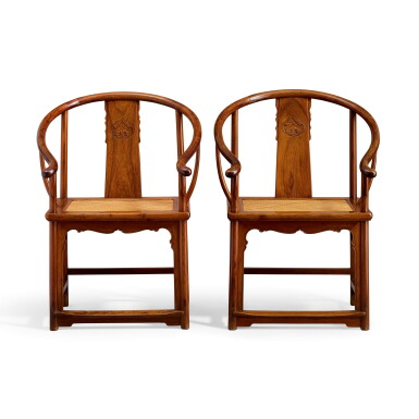 View full screen - View 1 of Lot 35. A pair of huanghuali horseshoe-back armchairs, quanyi Late Ming – early Qing dynasty | 明末至清初 黃花梨圈椅成對.