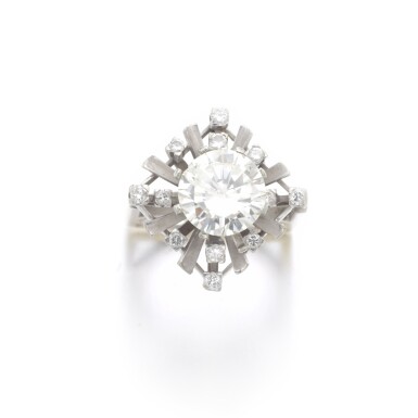 View full screen - View 1 of Lot 426. DIAMOND RING.