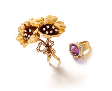 View full screen - View 1 of Lot 82. DIAMOND BROOCH AND VITRUM PASTAE AND DIAMOND RING (SPILLA IN DIAMANTI E ANELLO CON VITRUM PASTAE E DIAMANTI ).