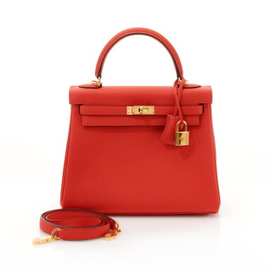 View full screen - View 1 of Lot 65. Capucine Togo Retourne Kelly 25 Gold Hardware (Borsa Retourne Kelly 25, rosso acceso 2017).