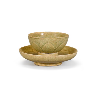 View full screen - View 1 of Lot 44. A 'Hongzhou' celadon-glazed cup and stand, Six Dynasties | 六朝 洪州窯青釉盞連刻蓮瓣盞及盞托.