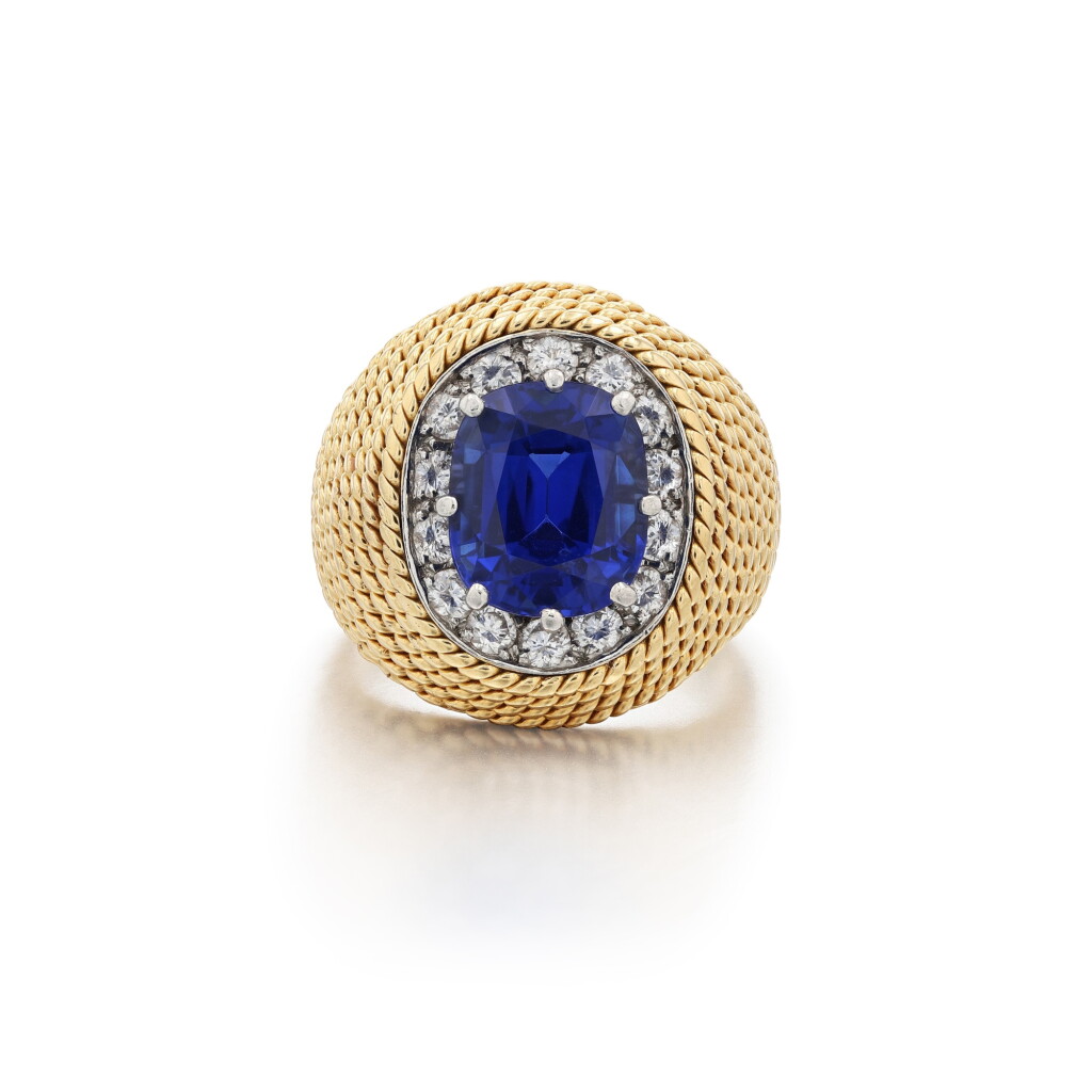 View full screen - View 1 of Lot 88. Bague saphir Cachemire et diamants | Kashmir sapphire and diamond ring.