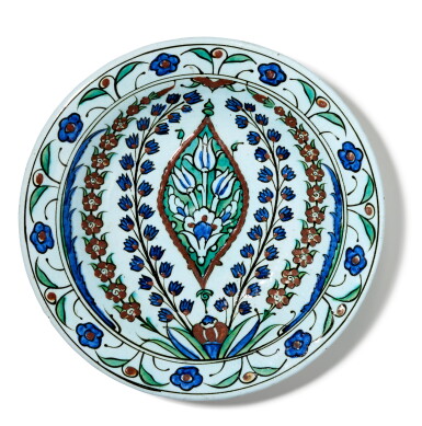 View full screen - View 1 of Lot 23. An Iznik Polychrome Pottery Dish, Turkey, Ottoman, Early 17th Century | Ein polychromer Iznik-Keramik Teller, Türkei, Osmanisch, frühes 17. Jahrhundert.