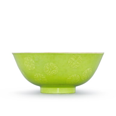 View full screen - View 1 of Lot 339. A rare lime-green glazed 'ball flower' bowl Seal mark and period of Daoguang | 清道光 內青花外綠釉皮球花紋盌 《大清道光年製》款.
