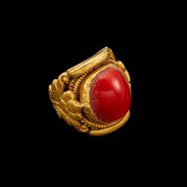View full screen - View 1 of Lot 1009. A gold and coral saddle ring Tibet, 18th - 19th century | 十八至十九世紀 西藏 金嵌珊瑚蓮紋戒指.