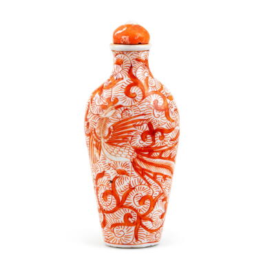 View full screen - View 1 of Lot 830. An iron-red-decorated 'phoenix' snuff bottle, Qing dynasty, 19th century | 清十九世紀 礬紅彩夔鳳紋鼻烟壺.